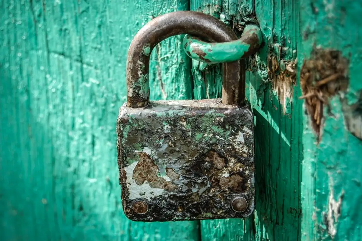 Cadenas posé sur un clavier, symbole de la conformité et de la sécurité en ligne