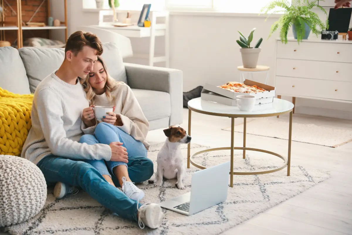 Couple prêt pour une soirée télé