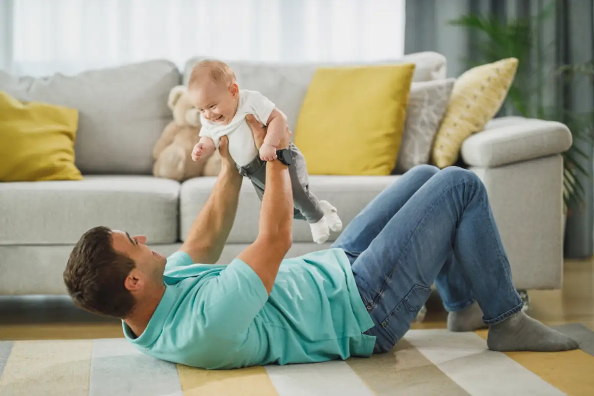 Famille réunie dans le salon devant la télévision, comparant les solutions pour regarder la TV