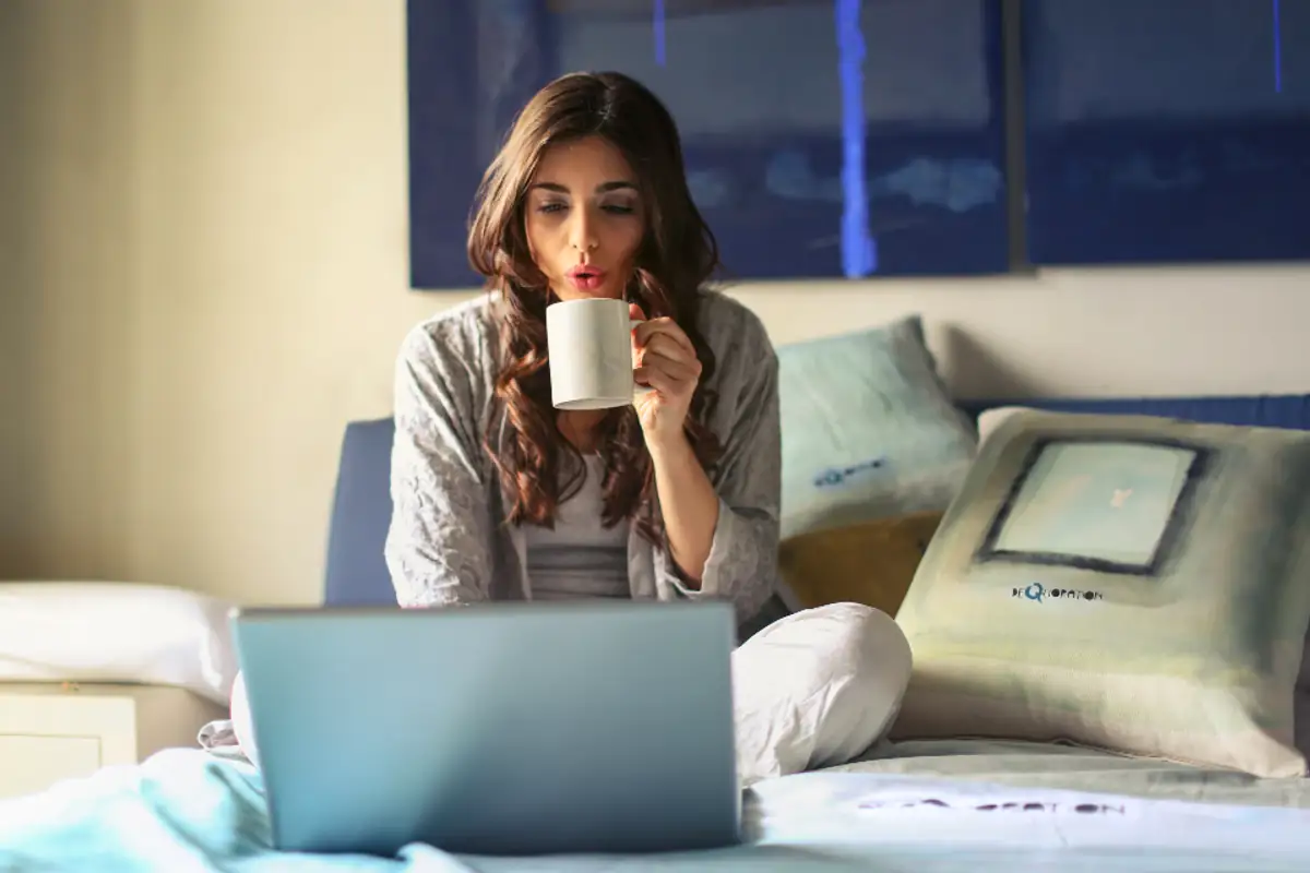 Femme regardant une chaîne IPTV sur ordinateur portable avec VLC
