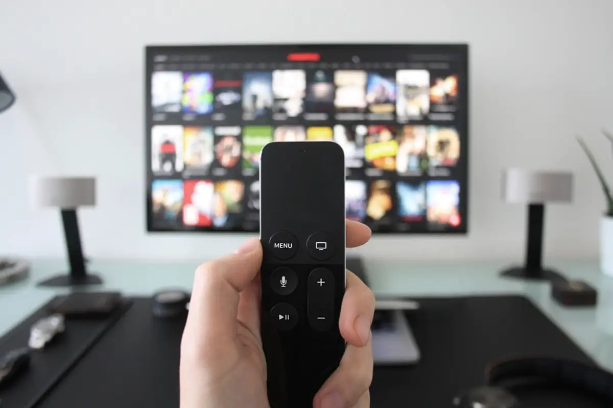 Téléviseur dans un salon affichant une interface de chaînes de télévision