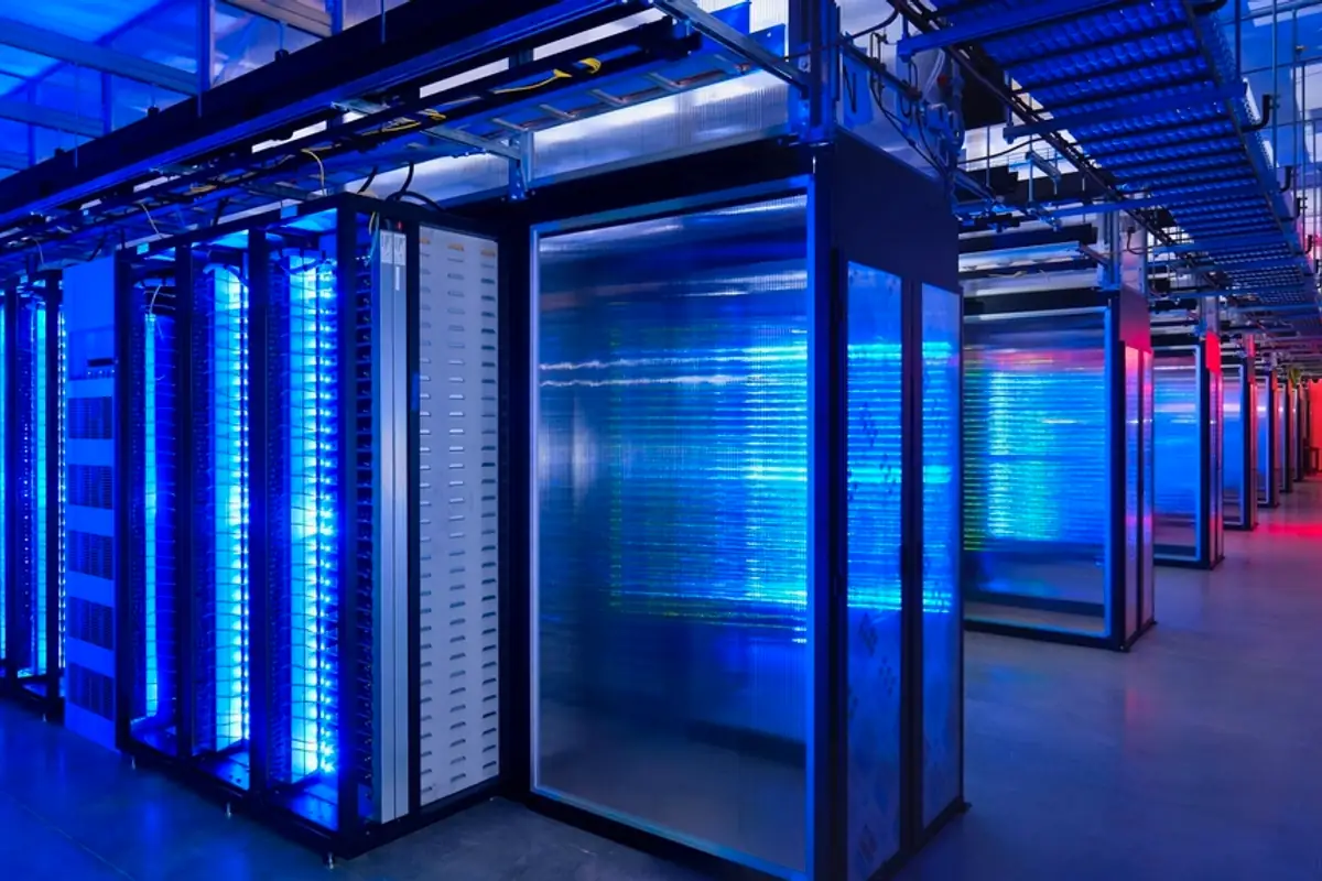 Baies de serveurs informatiques illustrant l’infrastructure d’un abonnement IPTV