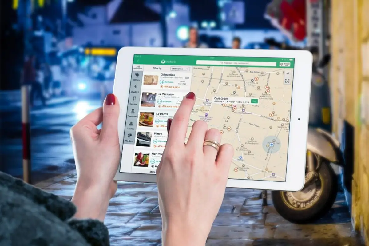 Tablette posée sur une table affichant une boutique d’applications